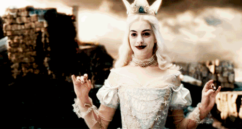 白皇后在幼时的一个谎言导致了姐姐的大头和古怪性格,优雅端庄只是她