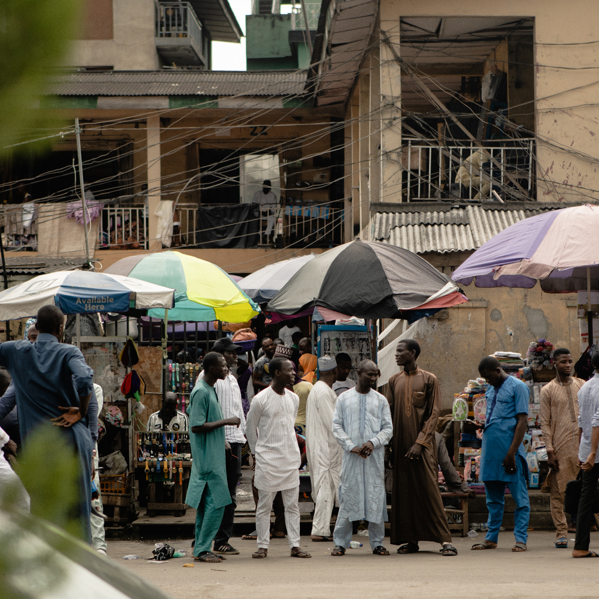 随着时尚旋风刮过这座尼日利亚大都市,vogue 的街拍摄影师 manny