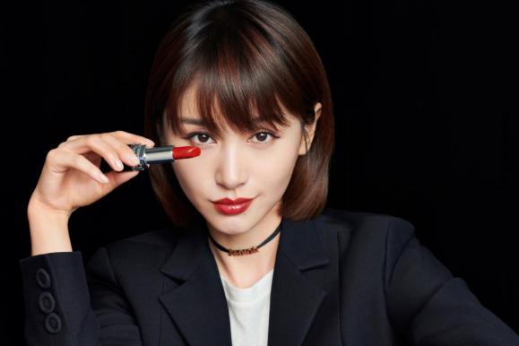 一抹惊艳全场让女明星们爱不释手的传奇红唇dior迪奥烈艳蓝金唇膏999