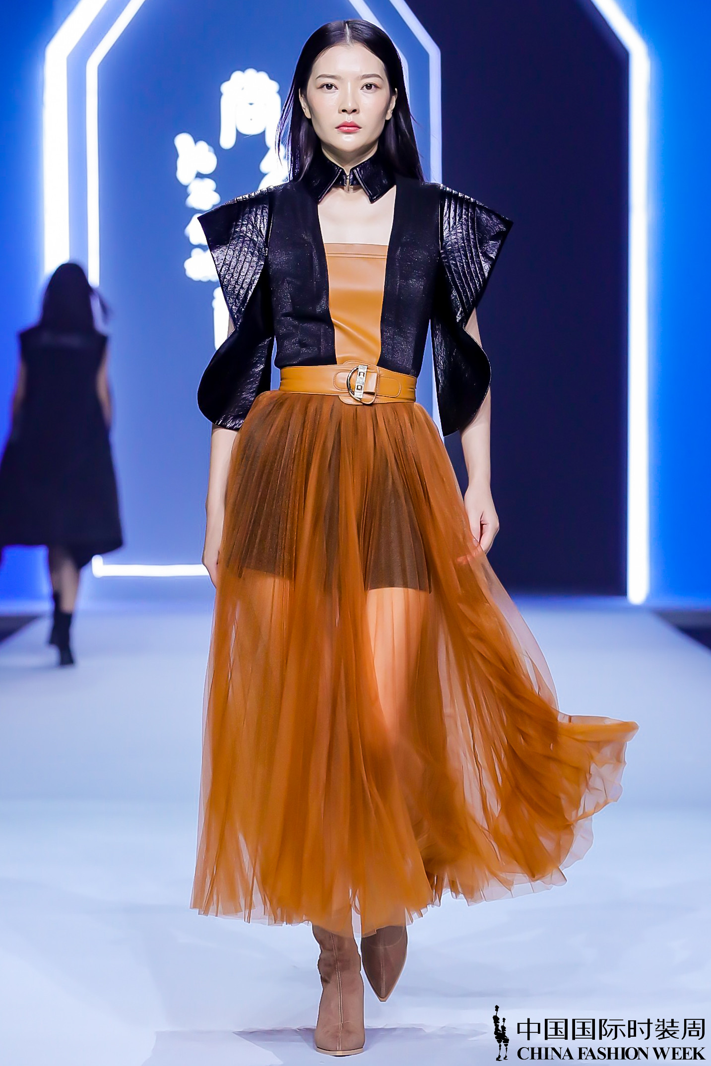 尚谷传祺·卢薪羽|繁华尽处展风雅,华裳一袭赋时尚_品牌新闻_潮流服饰