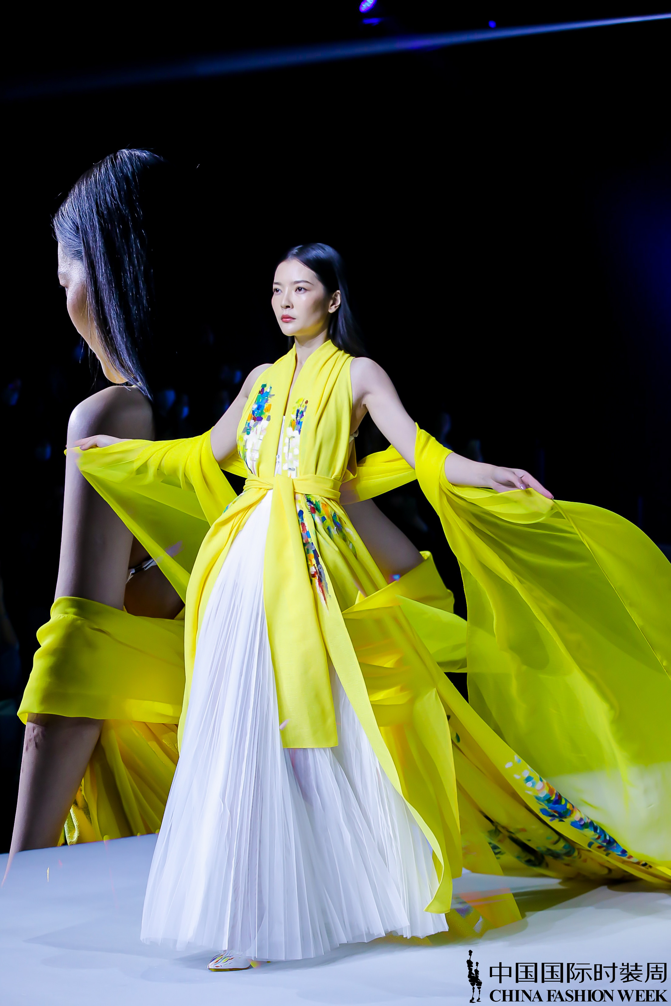 尚谷传祺·卢薪羽|繁华尽处展风雅,华裳一袭赋时尚_品牌新闻_潮流服饰