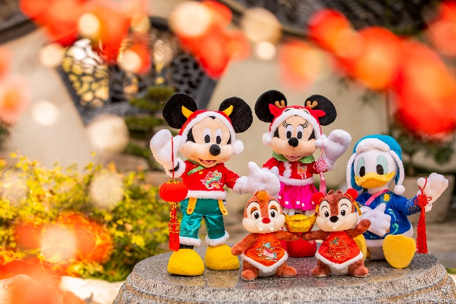 新年伊始,上海迪士尼度假区推出了备受游客喜爱的2021年新春米奇和