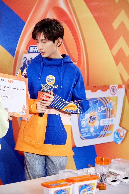 本色当潮毅起出彩汰渍潮流店营业中品牌大使成毅助力新品发布