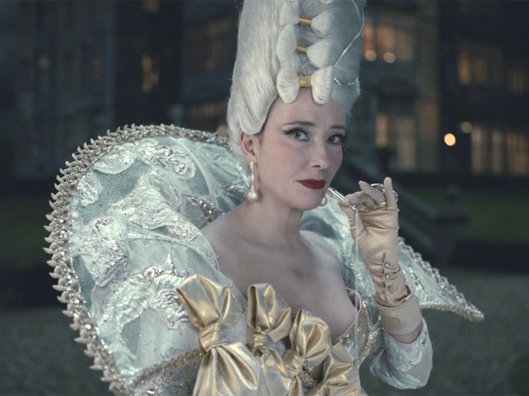 手辣的上世纪70年代伦敦的时尚霸主,穿着华贵精致,常常戴着高耸的假发