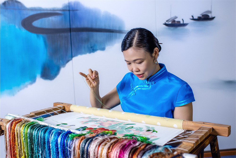 梁秀玲 国家级非遗代表性项目粤绣技艺(广绣)传承人