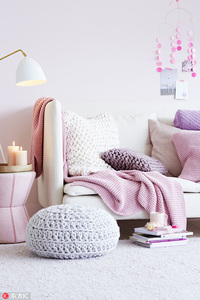 淡粉淡紫的暖色家居，不同色号的淡紫丰富家居的层次。搭配淡粉让人感受家的温暖。