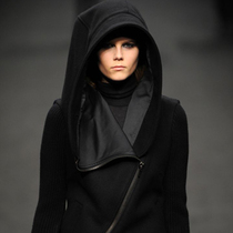 如何将黑色穿出新意？八位风格偶像冬日酷黑装扮示范