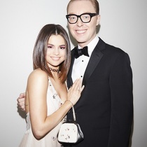 Selena Gomez身着COACH特别设计定制礼服出席2017 Met Gala