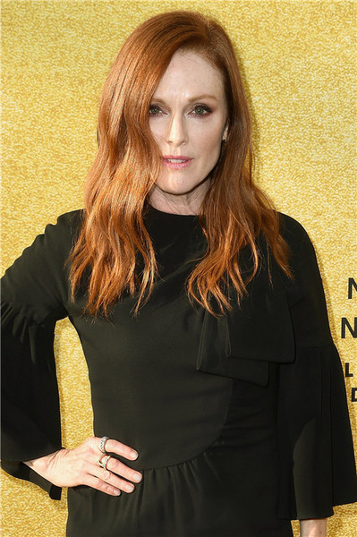 朱丽安摩尔juliannemoore身着givenchy参加onenightonlyalecbaldwin