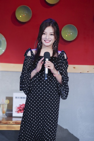 赵薇佩戴marni2017早秋系列耳环录制快乐大本营