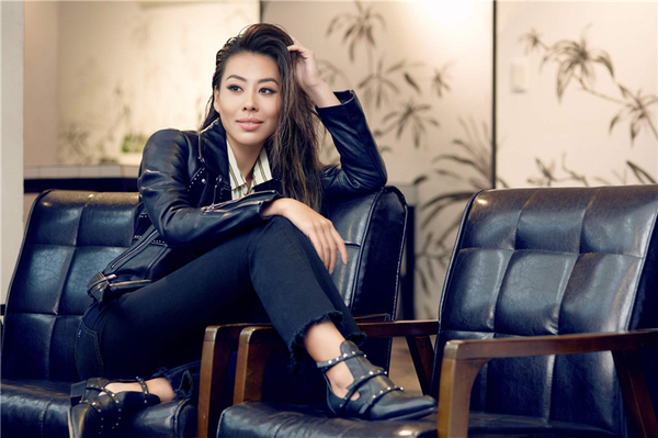 台湾女歌手蔡诗芸 为jimmy choo 2017早秋系列拍摄独家硬照