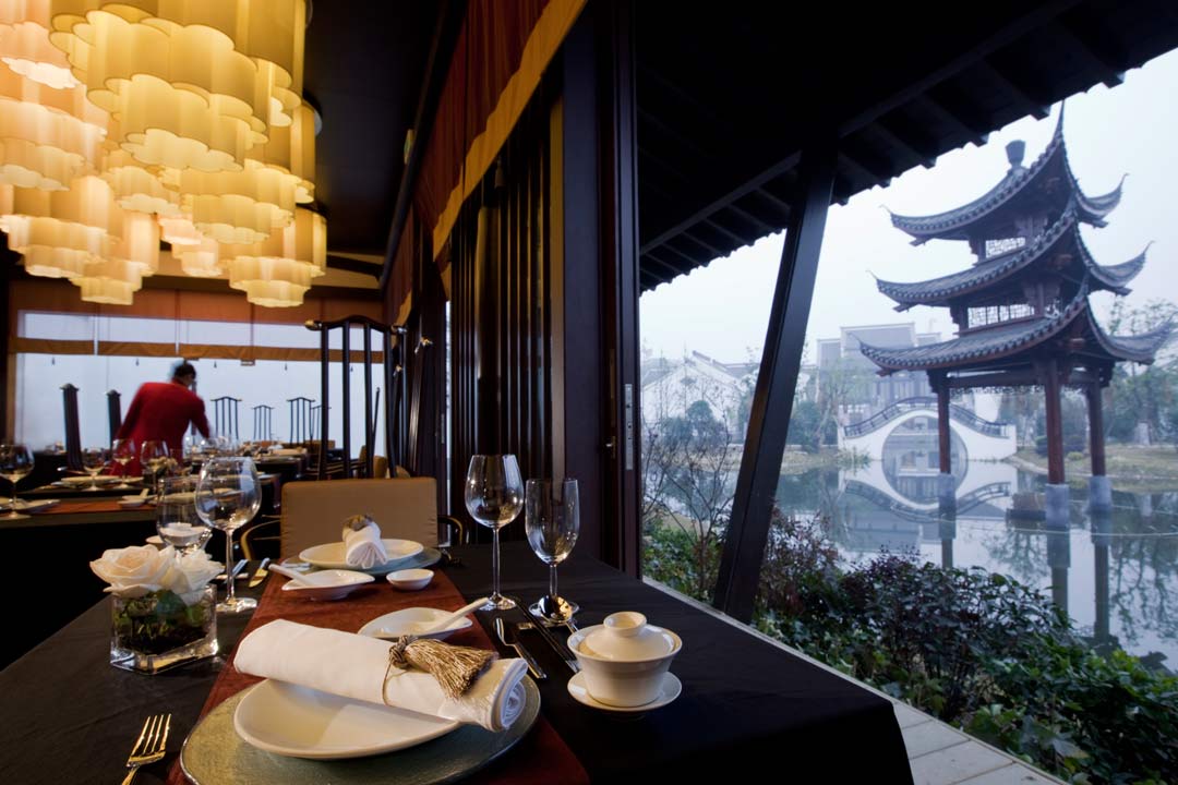 (在西溪悦榕庄的白云中餐厅享受美食的同时还能欣赏美景)